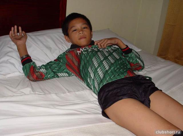 Тайский подросток на кровати